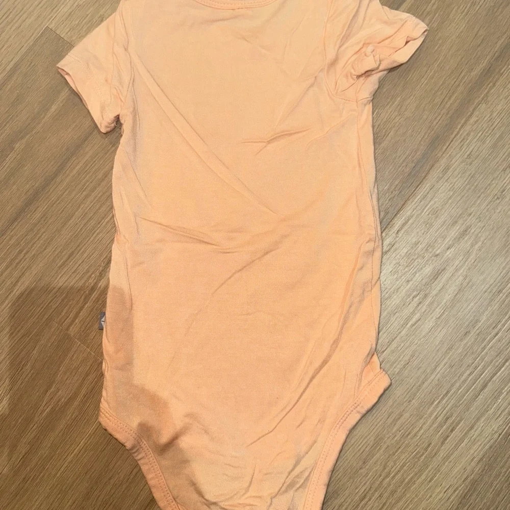 Kyte BABY Peach Short Sleeve One-Piece Bodysuit